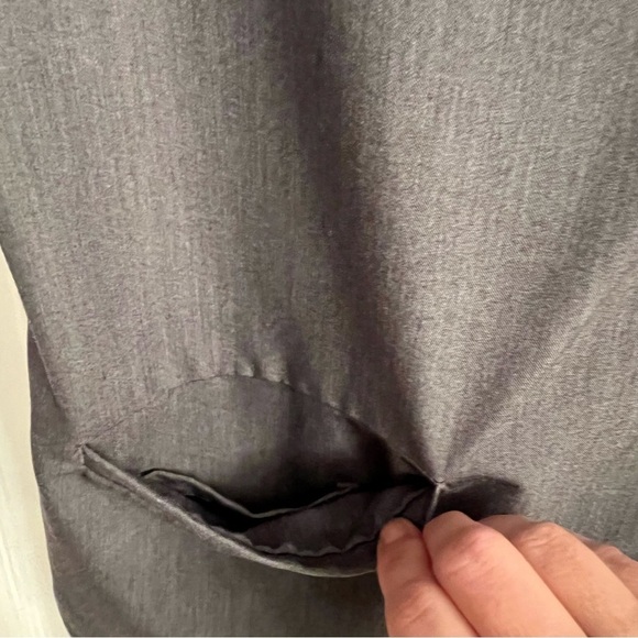 FIGS Women's 3 Pocket Graphite Gray V-Neck Stretch Scrub Top Size Small - Picture 4 of 6